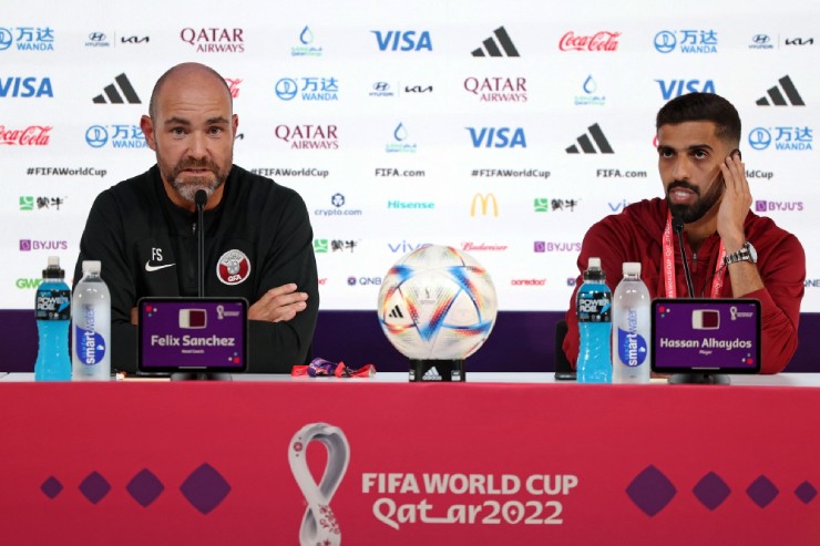 HLV Felix Sanchez và thủ quân&nbsp;Hassan Al-Haydos của Qatar trong&nbsp;cuộc họp báo trước trận gặp Ecuador