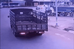 Xe máy - Xe đạp - Clip: Xe tải vào cua bất cẩn, va chạm với xe máy tại "điểm mù"