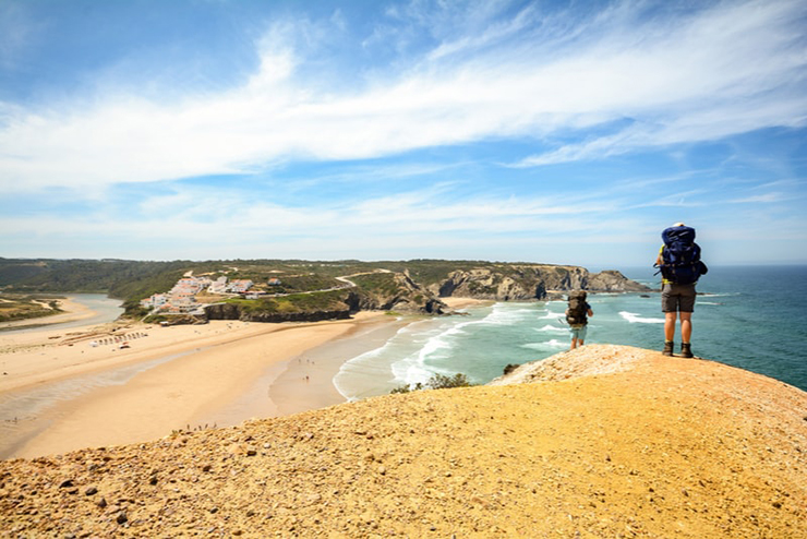 Tây Algarve: Bờ biển từ Sagres cho đến Odeceixe có rất nhiều bãi tắm tuyệt đẹp, phong cảnh ngoạn mục và nhiều thị trấn nhỏ đẹp như tranh vẽ để khám phá, đặc biệt nếu bạn thích lướt sóng. Bờ biển này cũng rất nổi tiếng với các tuyến đường đi bộ đường dài.


