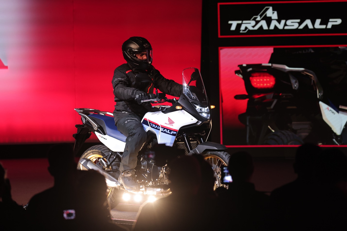 Tiêu điểm ra mắt là sự trở lại của dòng Honda với cái tên XL750 Transalp.