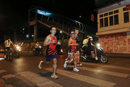 Hấp dẫn cuộc đua 10.000 VĐV chạy xuyên màn đêm ở Hà Nội