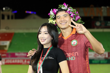 Dàn SAO ĐT Việt Nam ăn mừng hạng ba V-League cùng vợ, bạn gái xinh đẹp
