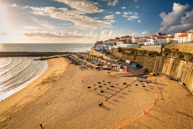 Ericeira: Đi về phía bắc, chỉ cách Lisbon vài km là Ericeira, khu bảo tồn lướt sóng thế giới đầu tiên ở châu Âu. Không chỉ là thánh địa của những người lướt sóng, nơi đây còn nổi tiếng với khung cảnh đại dương ngoạn mục và các nhà hàng hải sản tuyệt vời.
