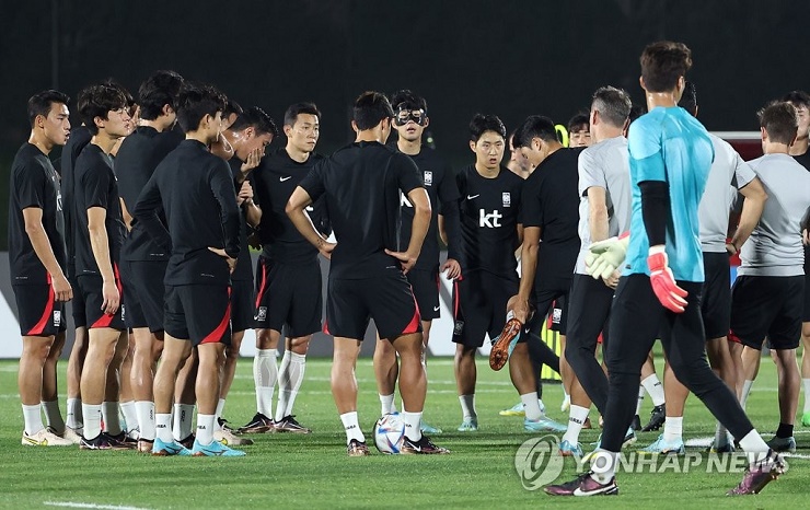 Báo Hàn Quốc khen Ronaldo vĩ đại, lo đội nhà bị loại từ vòng bảng World Cup Bao-Han-Quoc-khen-Ronaldo-vi-dai-lo-doi-nha-bi-loai-tu-vong-bang-World-Cup-7-1668831194-408-width740height466