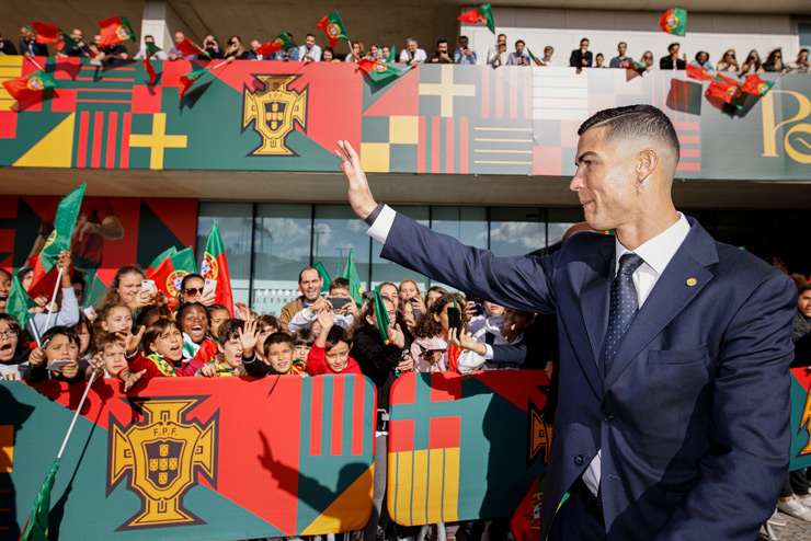 Bồ Đào Nha lên đường tới Qatar: Ronaldo vẫn cực rạng rỡ, quyết vô địch World Cup Bo-dao-Nha-len-duong-toi-Qatar-Ronaldo-van-cuc-rang-ro-quyet-vo-dich-World-Cup-12-740-1668818263-884-width740height494