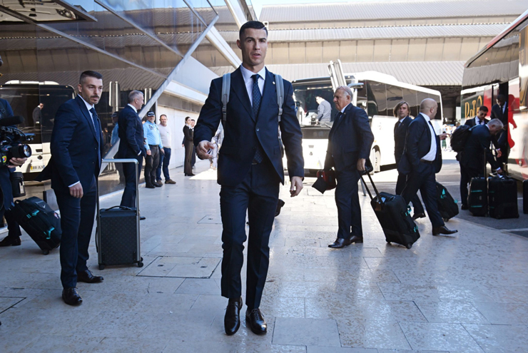 Ronaldo vẫn cực bảnh bao và lịch lãm trong ngày ĐT Bồ Đào Nha xuất quân