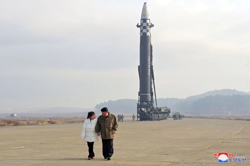 Ông Kim Jong Un xuất hiện cùng con gái (ảnh: KCNA)