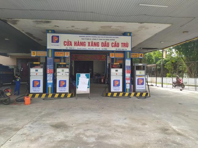 Nhiều cửa hàng tại Hà Tĩnh thông báo xăng dầu hết, không còn để bán.