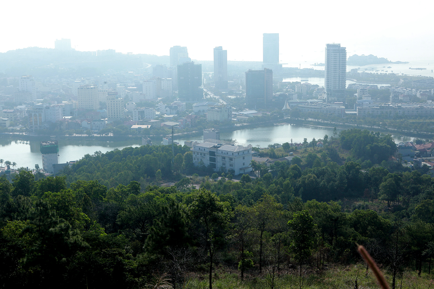 Kỳ lạ bệnh viện triệu đô, view vịnh Hạ Long bị “bỏ quên” trên đồi suốt 10 năm - 1