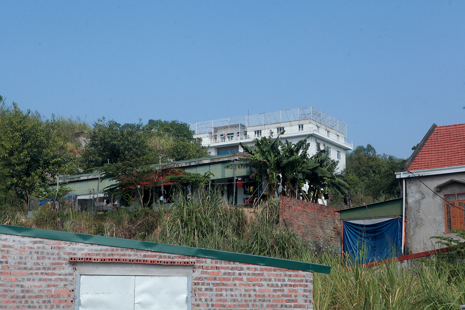 Kỳ lạ bệnh viện triệu đô, view vịnh Hạ Long bị “bỏ quên” trên đồi suốt 10 năm - 17