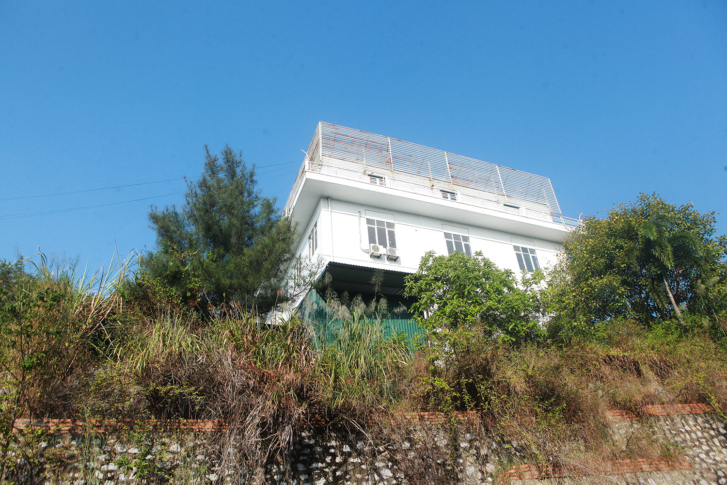 Kỳ lạ bệnh viện triệu đô, view vịnh Hạ Long bị “bỏ quên” trên đồi suốt 10 năm - 5
