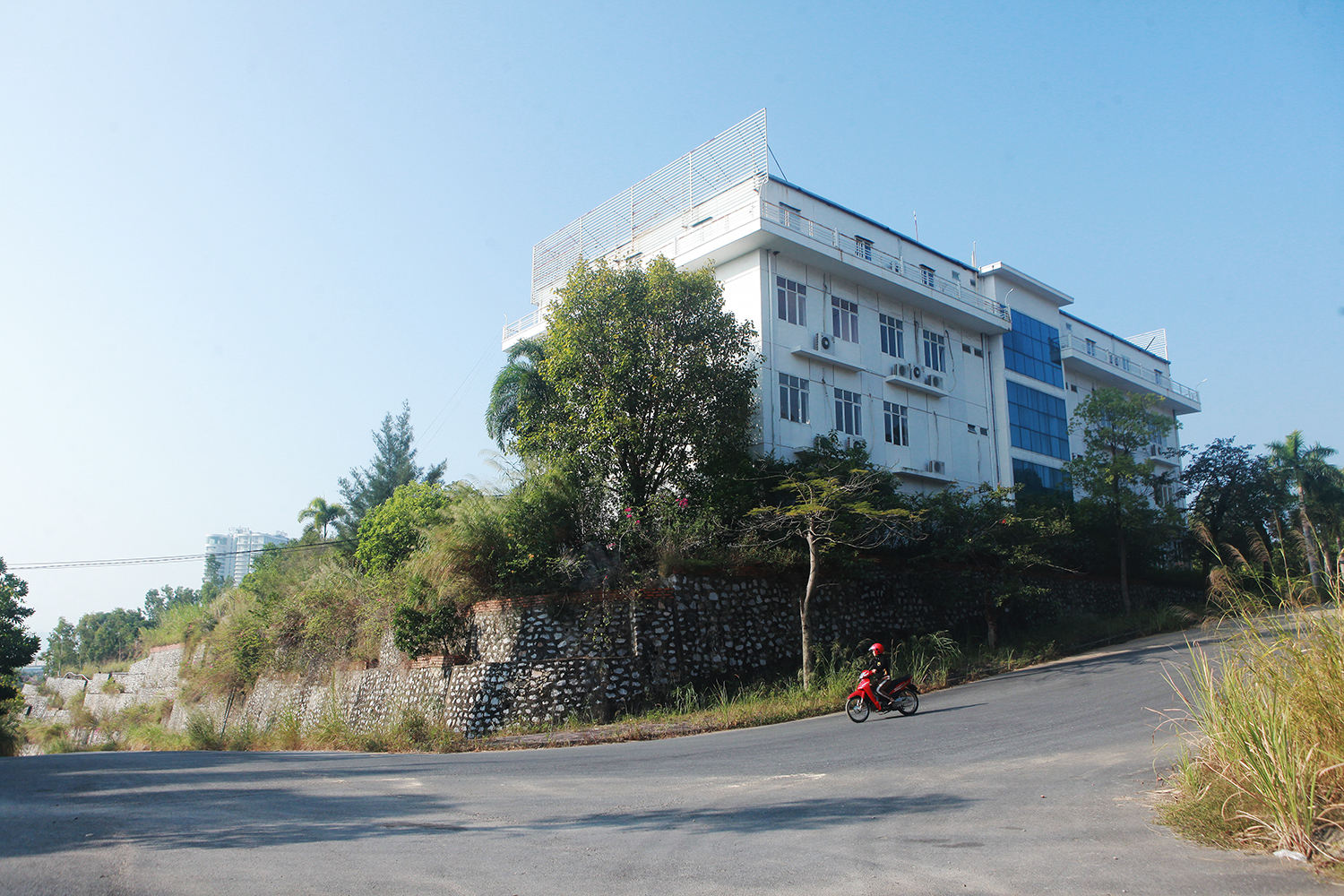 Kỳ lạ bệnh viện triệu đô, view vịnh Hạ Long bị “bỏ quên” trên đồi suốt 10 năm - 6