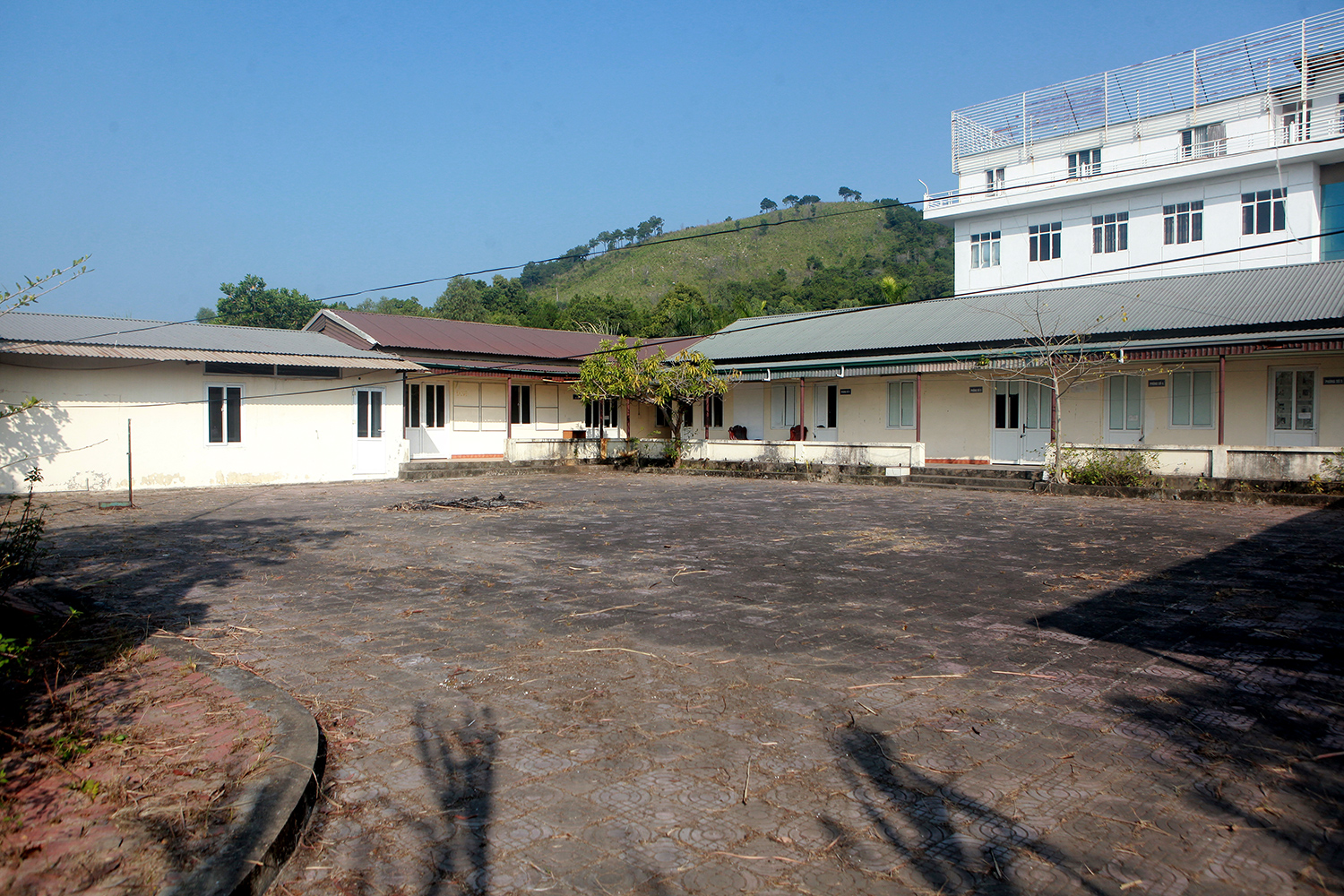 Kỳ lạ bệnh viện triệu đô, view vịnh Hạ Long bị “bỏ quên” trên đồi suốt 10 năm - 9
