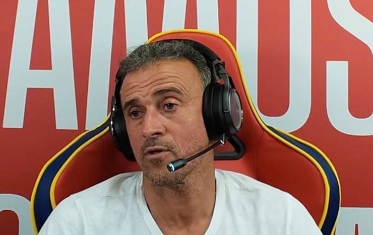 Luis Enrique livestream trên Twitch sau khi tới Qatar và lập tức được hơn 100.000 người theo dõi