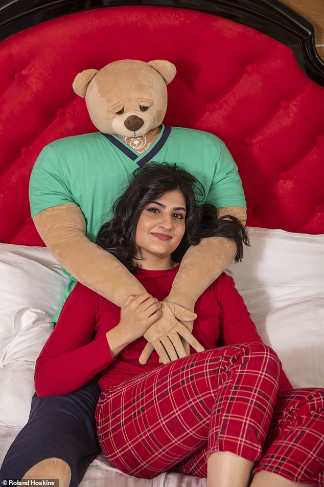 Nhà văn Iram rúc vào Loving Bear Puffy – chú gấu hỗ trợ tinh thần