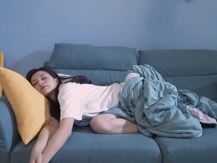 Clip hài hước - Kẻ lạ đột nhập "rình mò" gái xinh đang ngủ và cái kết đắng