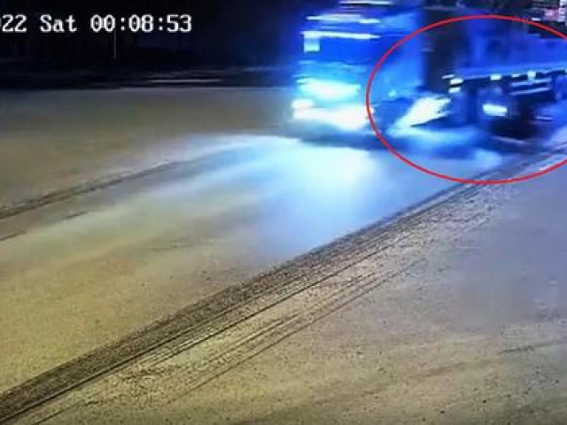 Tin tức trong ngày - CLIP: Xe máy lao như tên bắn vào xe tải, 2 thanh niên tử vong