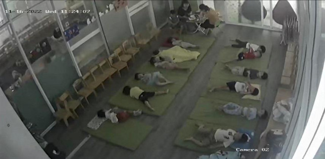 Những bữa cơm vội trong "bóng tối" của giáo viên mầm non. 