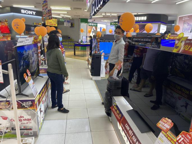 Khách quan tâm đến tivi màn hình lớn