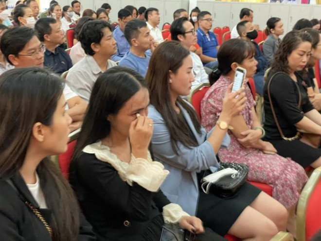 Vụ hàng trăm học sinh trường iSchool Nha Trang nhập viện: Phụ huynh không cầm được nước mắt - 2