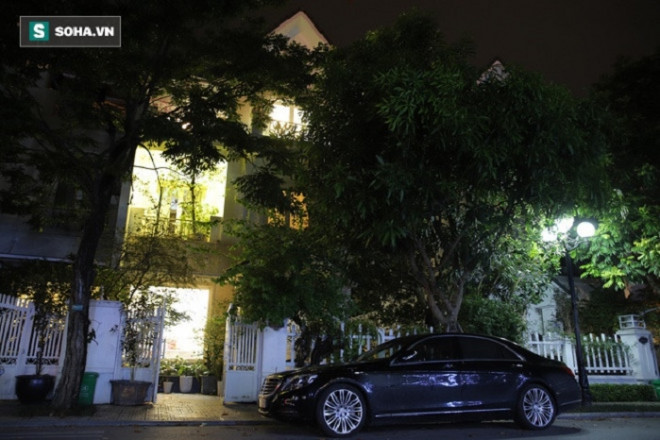 Căn biệt thự nằm trong khu vực "giới nhà giàu" ở Long Biên. Căn biệt thự của Quang Hà có kết cấu 3 tầng, khá xinh xắn và nổi bật.