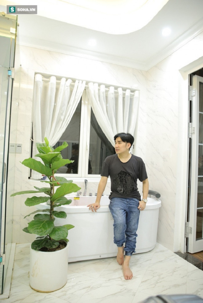 Bất cứ không gian nào trong căn biệt thự, Quang Hà đều đặt ít nhất 1 chậu cây xanh hoặc 1 bình hoa lớn.