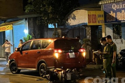 Tin tức trong ngày - Xe máy tông đuôi ôtô khi tài xế dừng mua hủ tiếu, người đàn ông tử vong