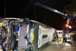 Tin tức trong ngày - Xe khách lật ngang, một phụ nữ đứt lìa 1 tay, 1 chân