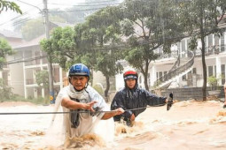 Tin tức trong ngày - Căng dây giải cứu người đàn ông mắc kẹt giữa dòng nước dữ
