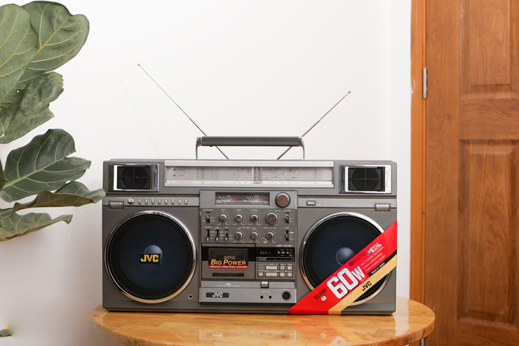 “Cassette đa phần tôi chơi là hàng nội địa Nhật, mà bên Nhật là điện 110v, nước mình thì sử dụng điện 220v. Lúc mua người bán có tư vấn, về nhà tôi quên, cắm điện 220v thế là nó bốc khói, chưa trải nghiệm được gì thì đã mất tiền, mất máy”, anh cười nói.
