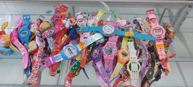 Tại 6 cửa hàng trên đường Ba Tháng Hai (quận 11), cơ quan chức năng cũng thu giữ số lượng lớn đồng hồ không có nguồn gốc, xuất xứ