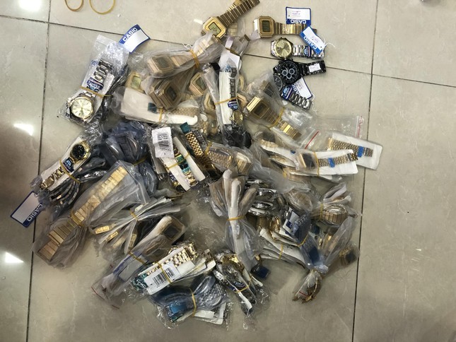 Đồng hồ có dấu hiệu giả mạo các nhãn hiệu nổi tiếng bị thu giữ