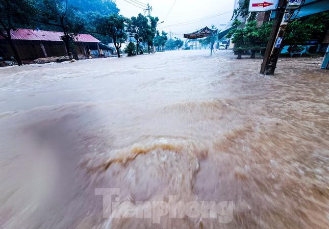 Nước lớn đổ về khu vực phường Ghềnh Ráng. Ảnh: Trương Định