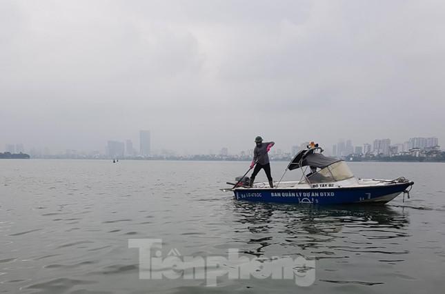 Hà Nội: Huy động thêm ca nô sục nước, vớt cá chết ở hồ Tây - 3