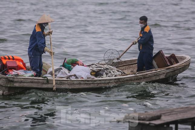Hà Nội: Huy động thêm ca nô sục nước, vớt cá chết ở hồ Tây - 2