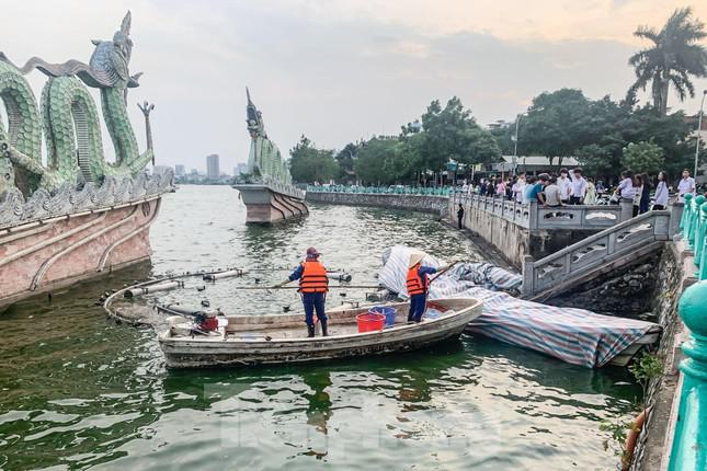 Hà Nội: Huy động thêm ca nô sục nước, vớt cá chết ở hồ Tây - 9