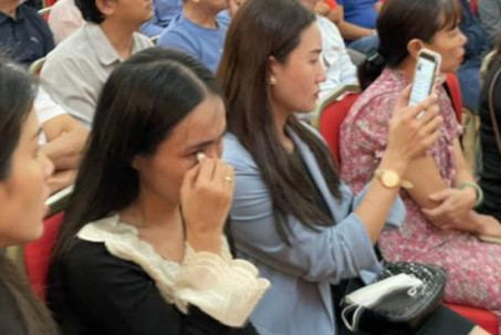 Vụ hàng trăm học sinh trường iSchool Nha Trang nhập viện: Phụ huynh không cầm được nước mắt