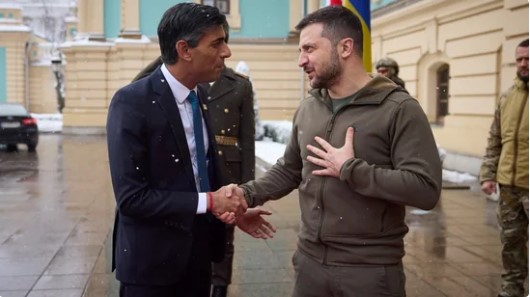 Thủ tướng Anh Rishi Sunak (trái) bắt tay với Tổng thống Ukraine Volodymyr Zelensky trong chuyến thăm đến thủ đô Kiev (Ukraine) ngày 19-11. Ảnh: Reuters