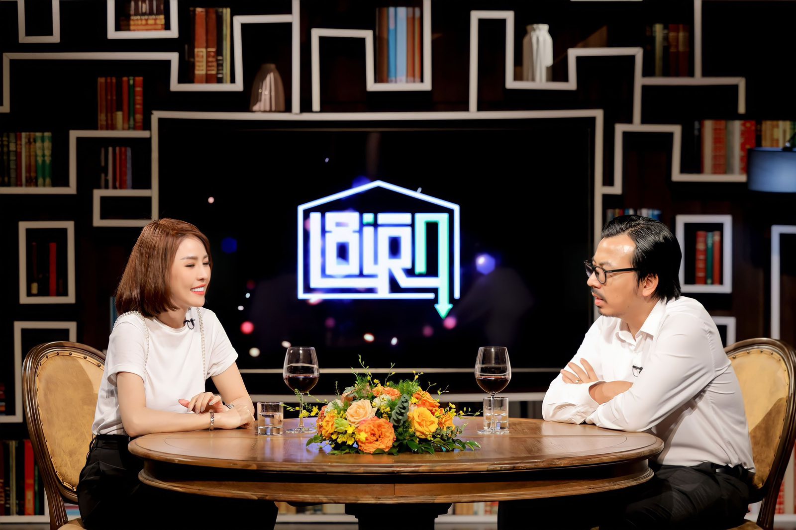 Quế Vân và Host Đinh Tiến Dũng trong talkshow "Lối ra"