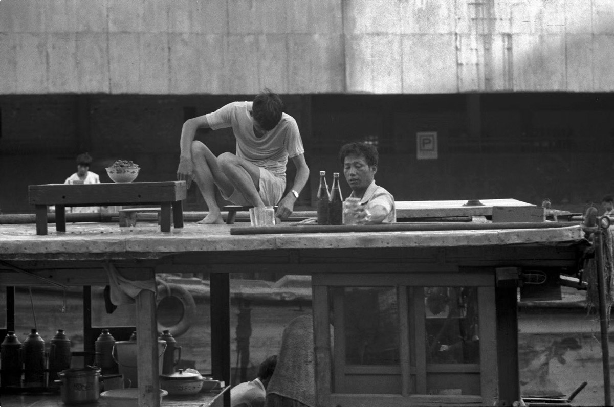 Mọi người uống rượu trên một chiếc thuyền trên Lạch Tô Châu, những năm 1990.