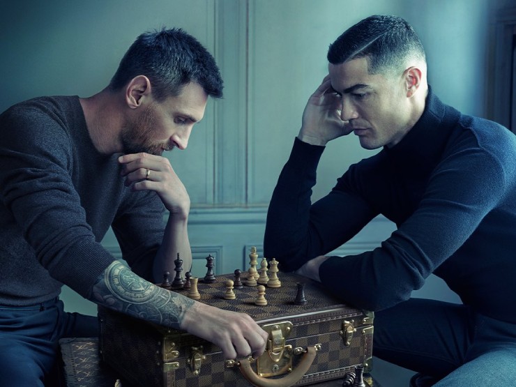 Bóng đá - Bức ảnh thế kỷ Ronaldo chơi cờ với Messi trước World Cup, chi tiết bí ẩn gây tò mò