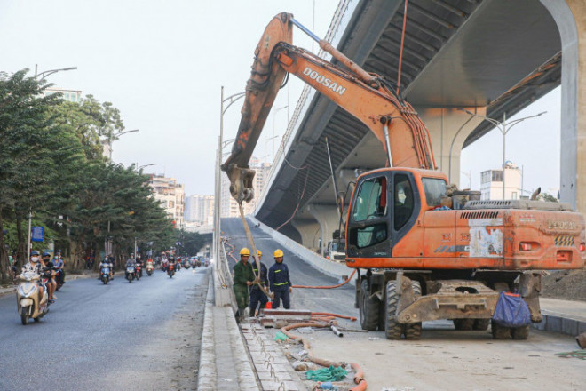 Các nhánh nối lên xuống tại các nút giao đã thi công nền, trải thảm nhựa. Nhiều vị trí các lô cốt, hàng rào tôn quây quanh công trường đã được tháo dỡ.