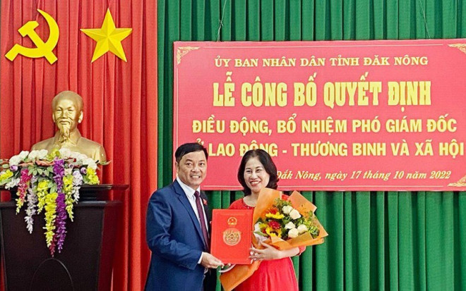 UBND tỉnh Đắk Nông trao quyết định cho bà Hương làm Phó giám đốc Sở LĐ-TB&XH. Ảnh: AX