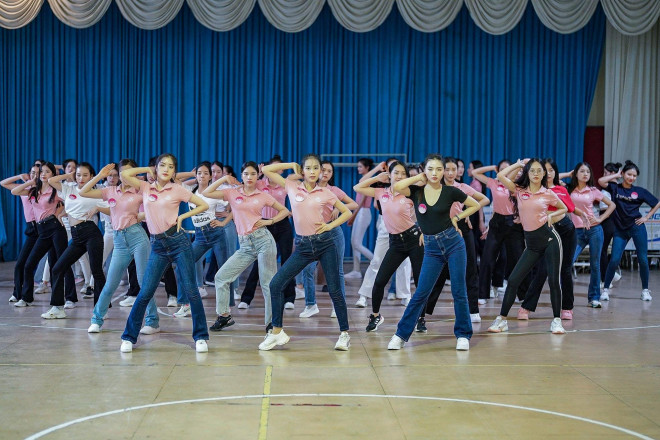 Sau buổi tập luyện đến 22h giờ đêm 19/11, thí sinh Hoa hậu Việt nam tiếp tục có buổi tập luyện vũ đạo thứ hai. Các cô gái dưới sự hướng dẫn của huấn luyện viên chuyên môn ráo riết chuẩn bị để biểu diễn ở đêm chung khảo. Buổi tập luyện cũng diễn ra từ sớm và kéo dài đến tối muộn.