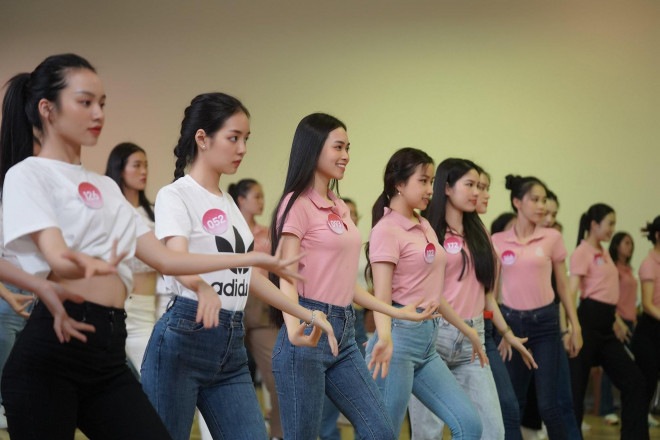 Chia sẻ với Tiền Phong, một số thí sinh cho biết họ không nghĩ bài tập luyện vũ đạo lại làm khó một số thí sinh đến vậy. Thí sinh Hương Giang (SBD 126) lo lắng tinh thần các cô gái bị xuống tinh thần nếu phải nhảy trên giày cao gót thay vì sneaker. Tuy nhiên, cô lạc quan về việc thí sinh sẽ tập luyện tốt và biểu diễn thành công ở đêm chung khảo.