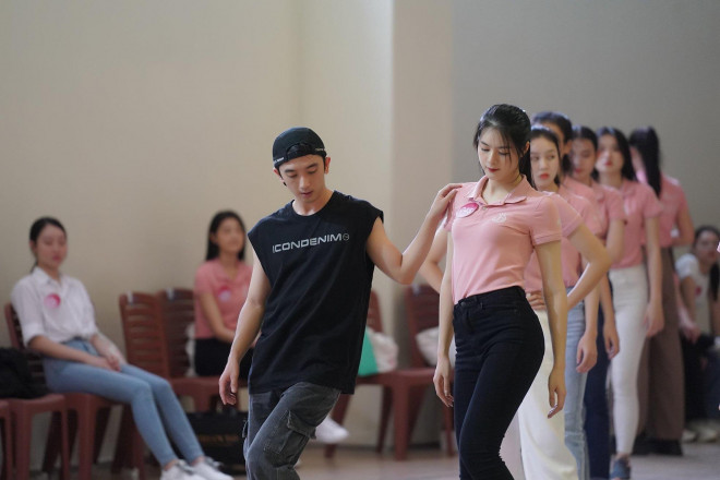 Các thí sinh được ê-kíp của biên đạo Khoa Nguyễn hướng dẫn từng bước đi, dáng đứng sao cho phần thi ở đêm chung khảo phải hoàn hảo nhất có thể.