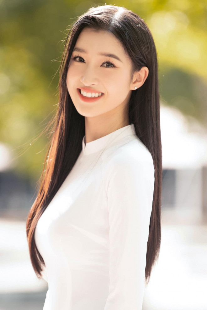 Nguyễn Phương Nhi sinh năm 2002, quê Thanh Hoá. Cô giành ngôi vị Á hậu 2 cuộc thi Miss World Vietnam 2022 ngay lần đầu ghi danh tại đấu trường nhan sắc trong nước.