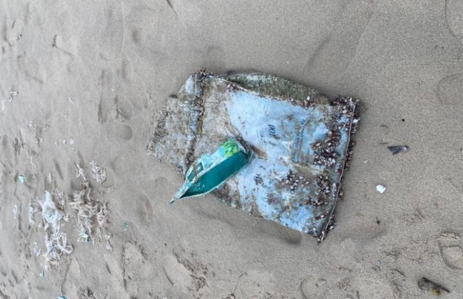Người dân phát hiện gói nilon nghi chứa ma túy dạt vào bãi biển Đà Nẵng