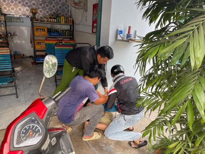 Thượng úy Công an quận Tân Phú đã phối hợp với người dân bắt cướp trên đường đi công tác. Ảnh: CA