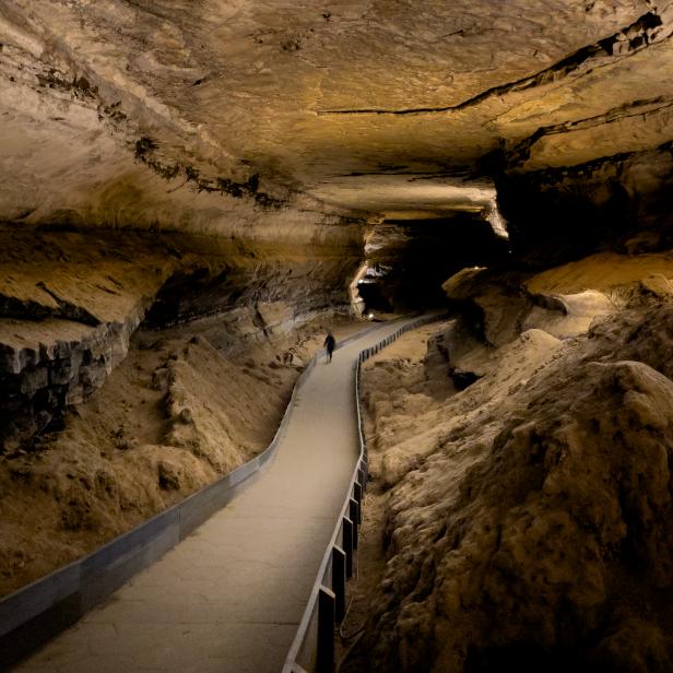 Cùng khám phá hệ thống hang động dài nhất thế giới với vô vàn ngóc ngách và thạch nhũ tuyệt đẹp - 1